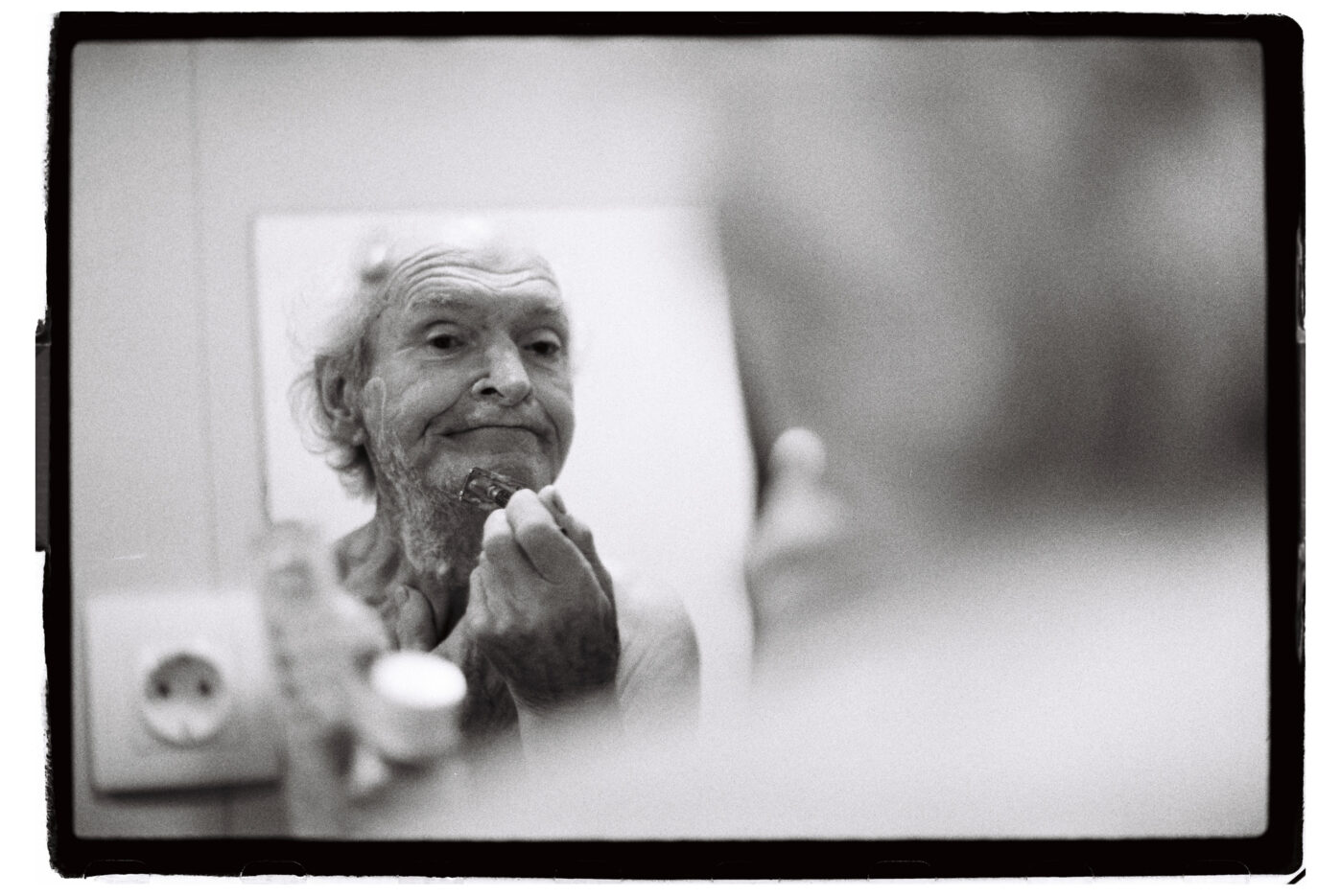 Фотограф Владимир Аверин в фотопроекте о болезни Альцгеймера у близкого человека рассказывает, с какими трудностями сталкивается человек, ухаживающий за больным