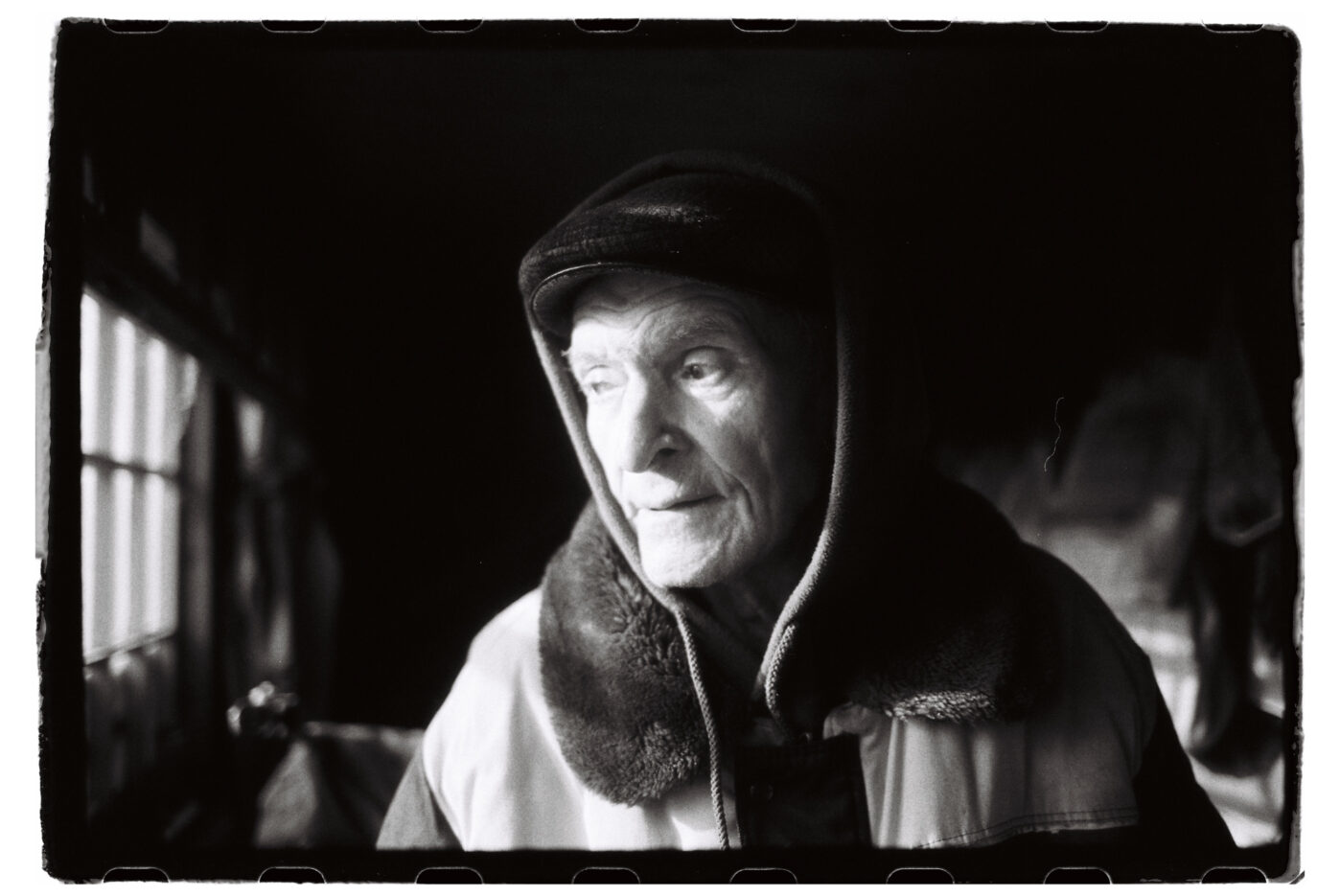 Фотограф Владимир Аверин в фотопроекте о болезни Альцгеймера у близкого человека рассказывает, с какими трудностями сталкивается человек, ухаживающий за больным