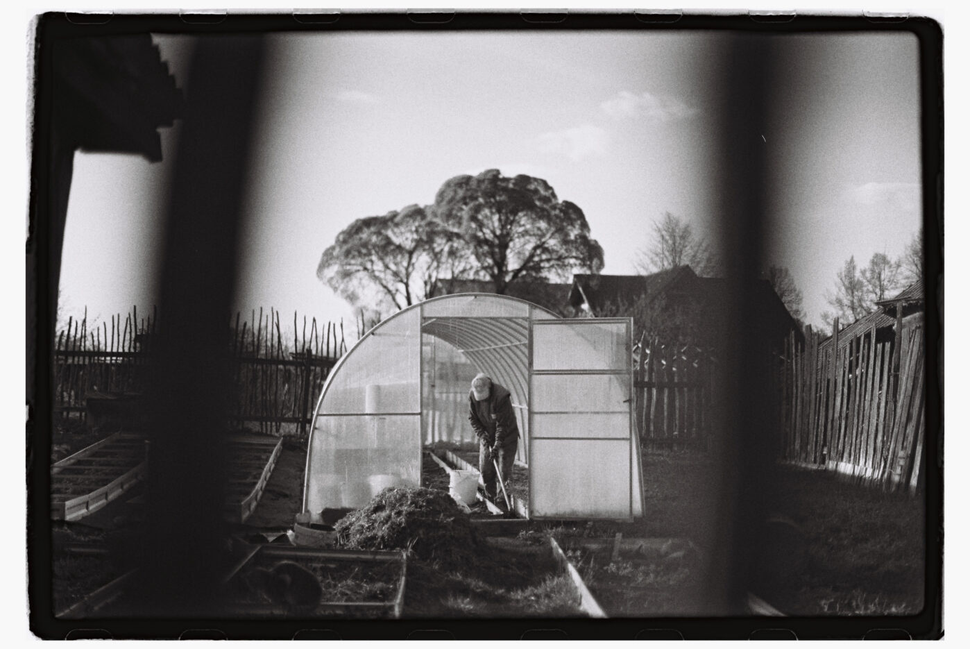 Фотограф Владимир Аверин в фотопроекте о болезни Альцгеймера у близкого человека рассказывает, с какими трудностями сталкивается человек, ухаживающий за больным