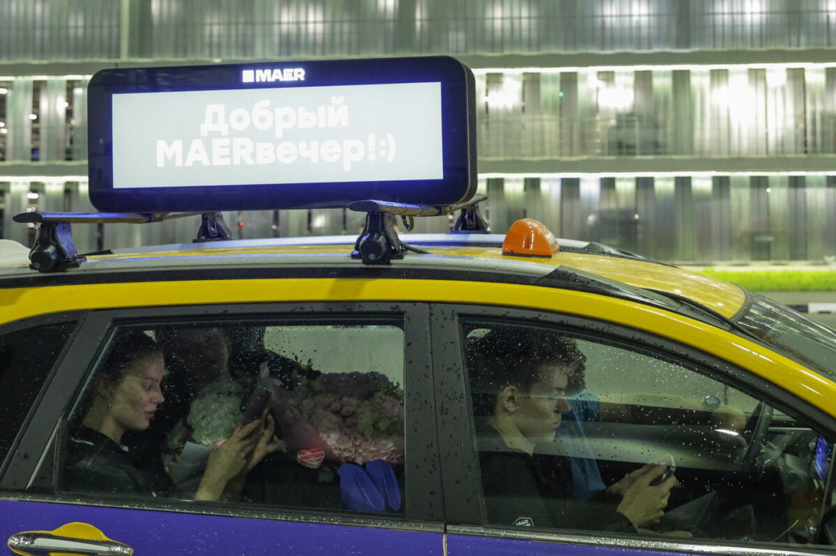 Из-за шатдаунов страдают сферы бизнеса, чья работа напрямую зависит от интернета: такси, службы доставки, прокат электросамокатов, платные парковки