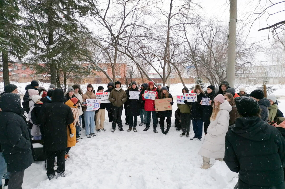 После блокировки Роблокс в&nbsp;городах России прошли митинги с&nbsp;просьбами о&nbsp;разблокировке ресурса. Блокировку Роблокс критиковала даже Екатерина Мизулина