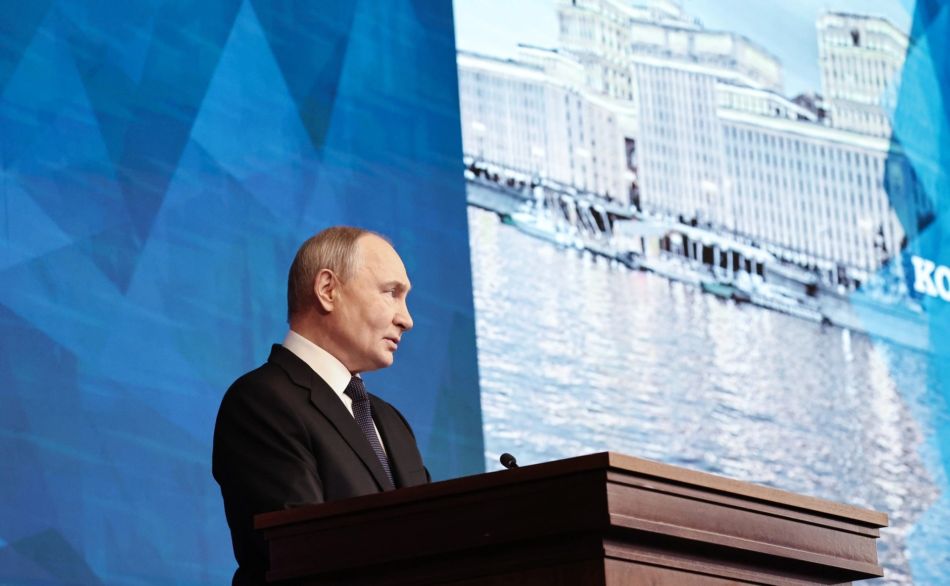 Владимир Путин заявил о прогрессе в диалоге с США, «европейских подсвинках» и предупредил о продолжении боевых действий