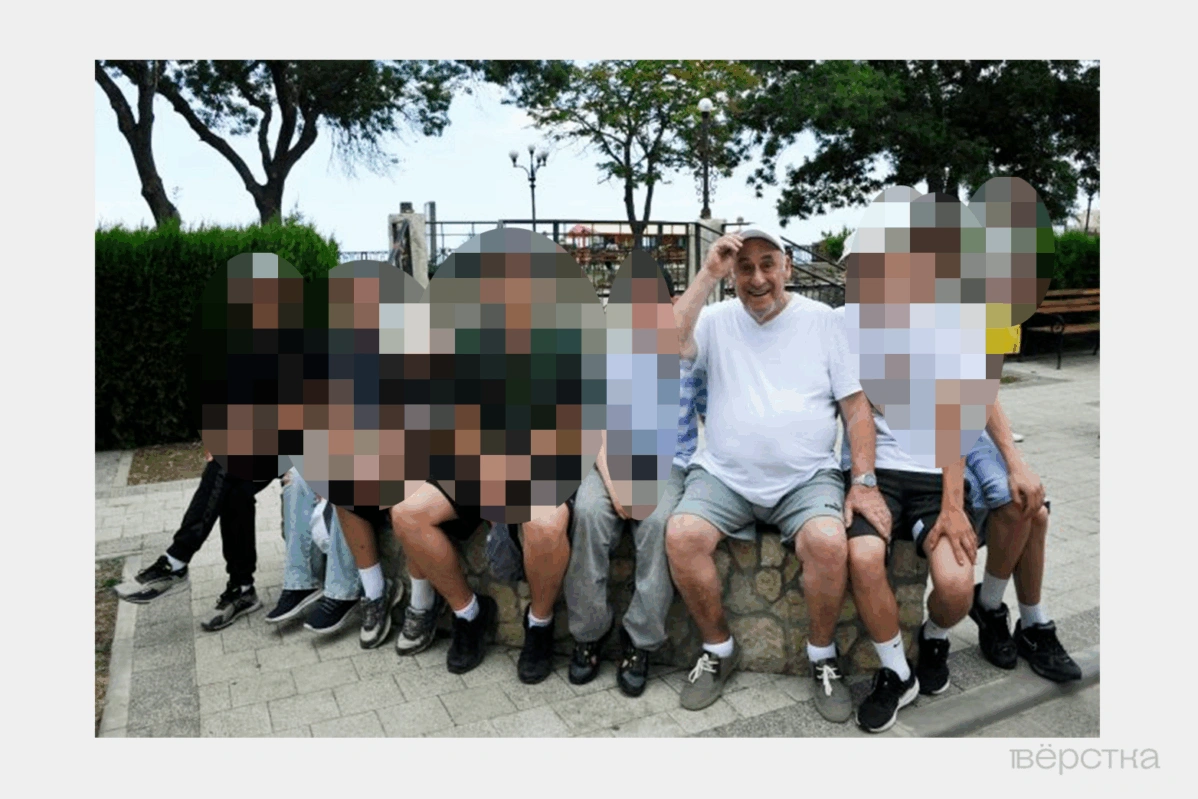 Разновозрастной отряд «Надежда» при дворце творчества детей и молодежи «Преображенский» под руководством заслуженного педагога Москвы Ефима Штейнберга на отдыхе в Феодосии