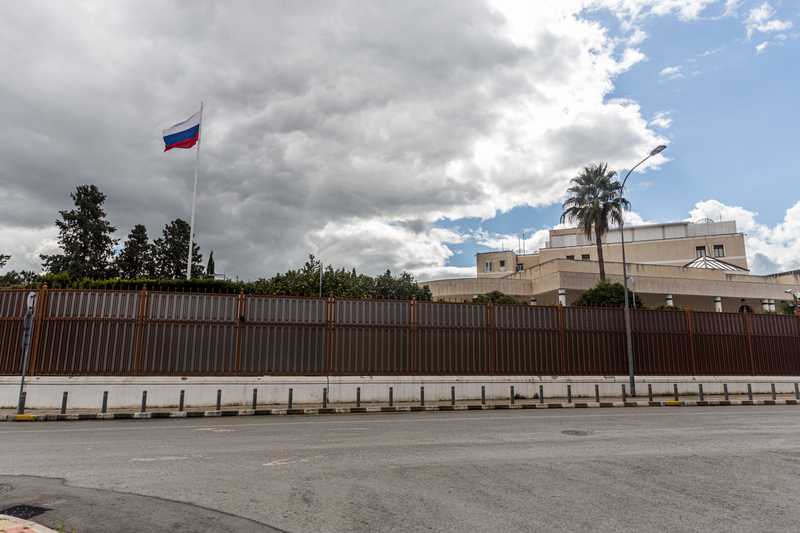 Сотрудника посольства России на Кипре нашли мёртвым в его кабинете Никосии