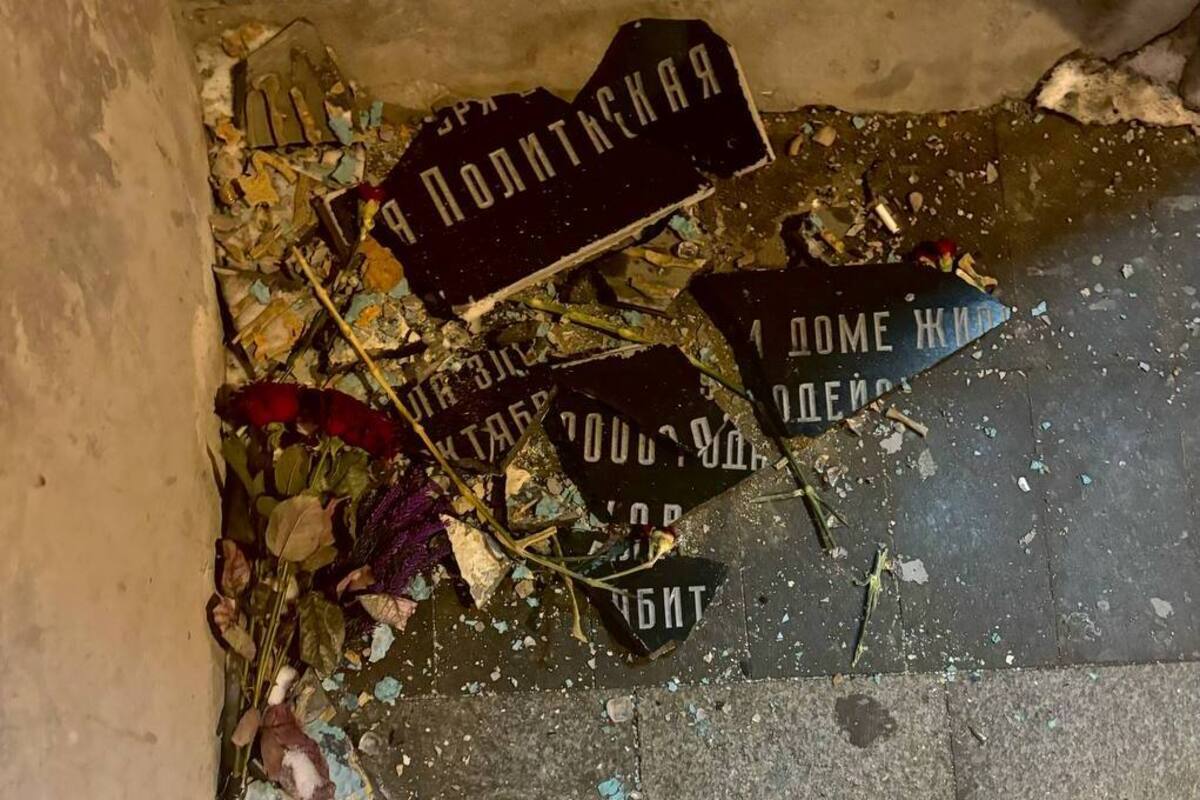 Мужчина, оштрафованный за разбитую мемориальную доску Анне Политковской, не признал вину, заявив что табличка «сама упала»