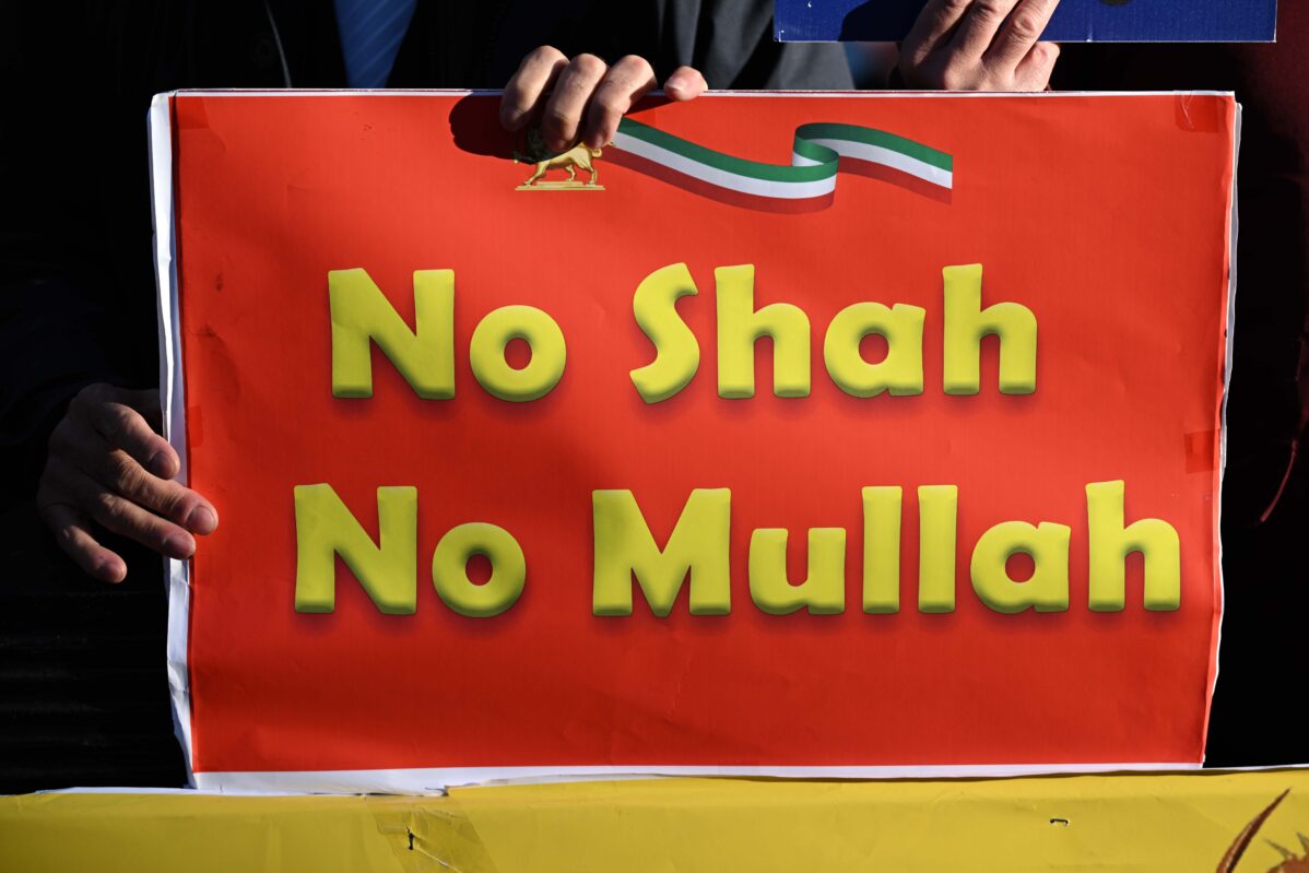 В протестах в Иране принимают участие люди разных политических взглядов. Часть из них поддерживает шахзаде Реза Пехлеви, часть — светскую республику