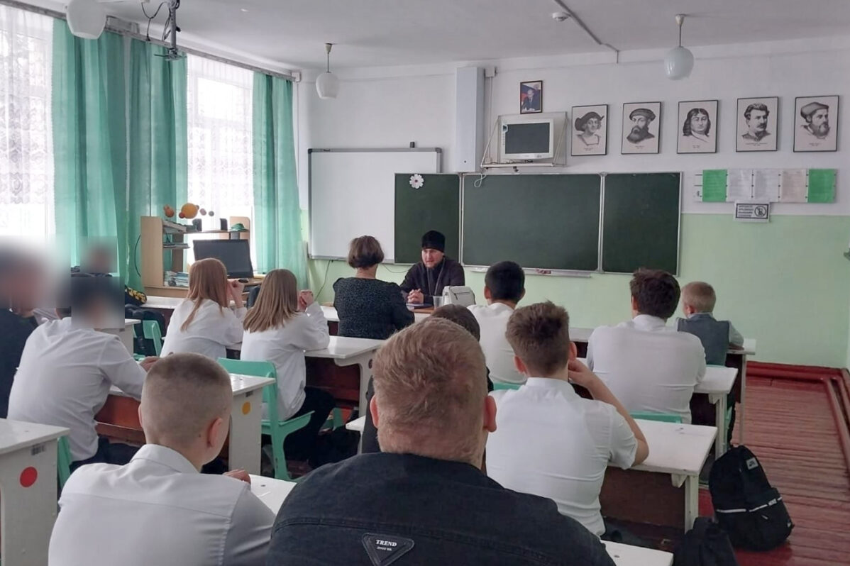 В школе № 6 в Ставропольском крае проводят встречу старшеклассников со священником