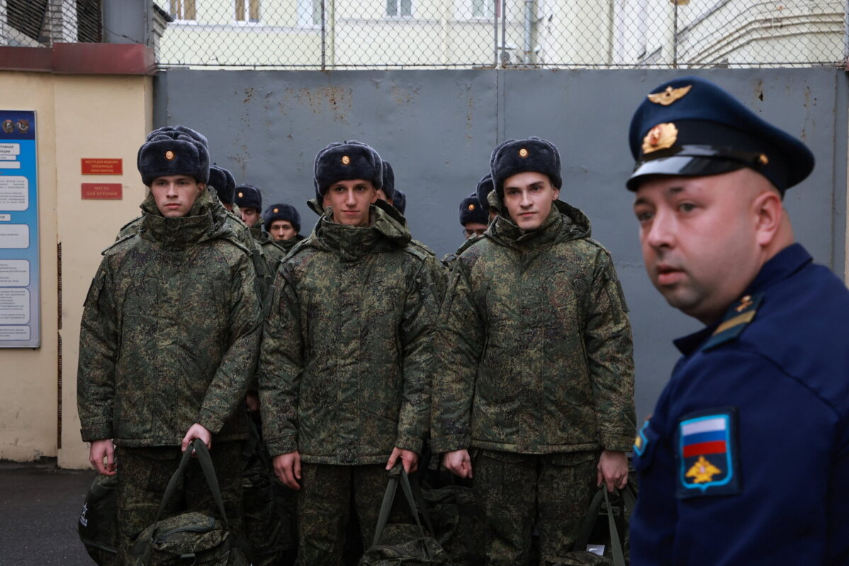 Весенний призыв в армию 2026: кому придут электронные повестки, какие ограничения грозят за неявку и можно ли обжаловать решение в суде?