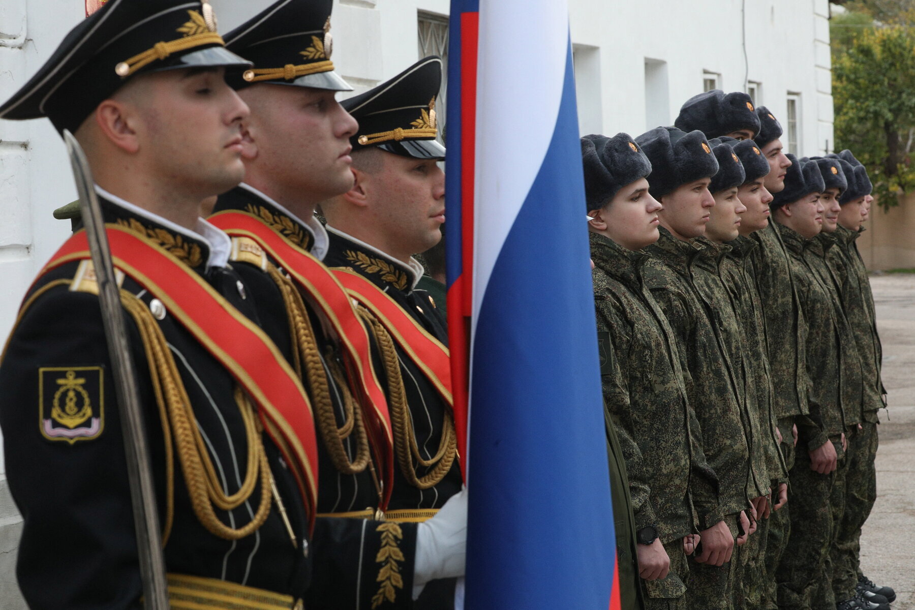 Весенний призыв в армию 2026: кому придут электронные повестки, какие ограничения грозят за неявку и можно ли обжаловать решение в суде?