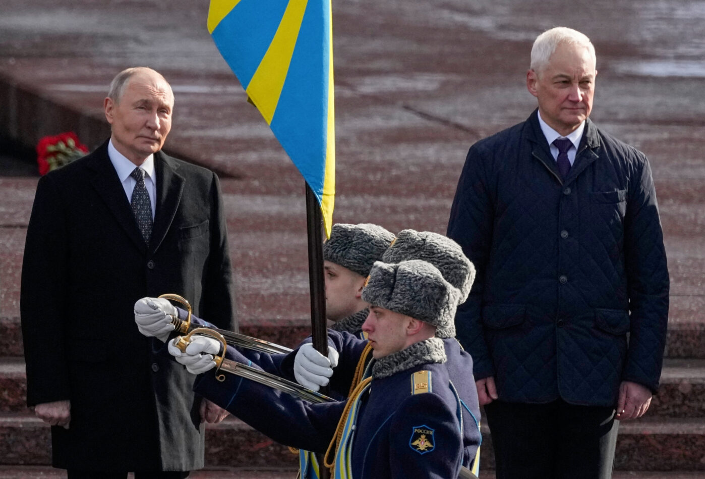 Владимир Путин и&nbsp;министр обороны Андрей Белоусов принимают участие в&nbsp;церемонии возложения венков ко&nbsp;Дню защитника Отечества у&nbsp;Могилы Неизвестного солдата в&nbsp;Кремле