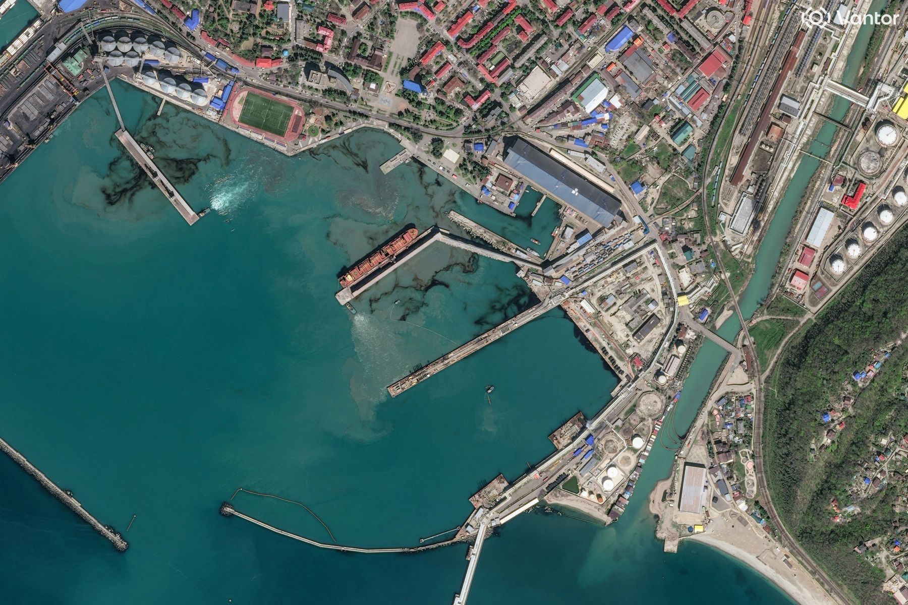 Что происходит с&nbsp;экологией после атак на&nbsp;нефтяной терминал в&nbsp;Туапсе и&nbsp;насколько это всё серьёзно?