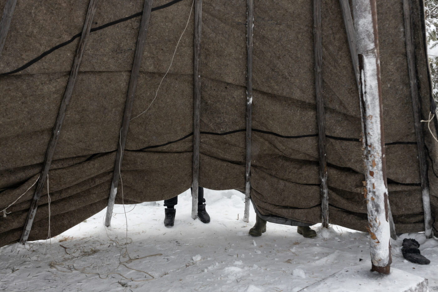 Работники этнографического музея Казыма собирают чум ко Дню оленевода