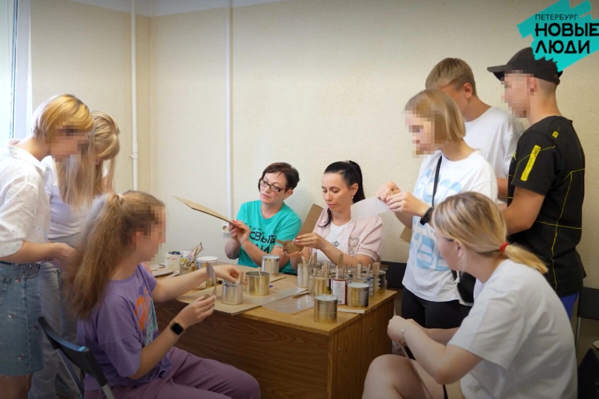 Члены партии Новые люди вместе с&nbsp;подростками делают окопные свечи для отправки на&nbsp;фронт